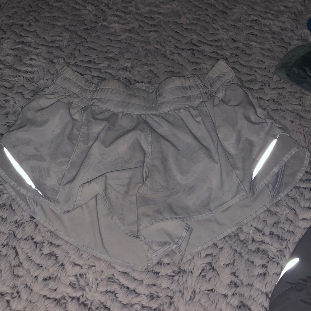 lululemon hotty hot 4 inch white with grey